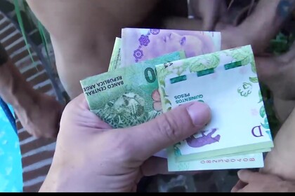 Two Hotel Strangers Agree to Fuck on Cam for Cash