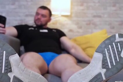 Wrestler Aleck flexes sweaty feet on the couch