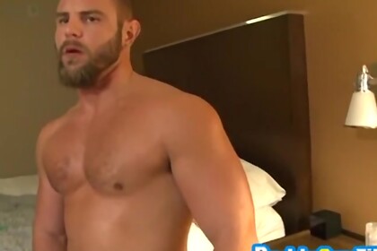 Muscly Daddy Lifts Weights to Show off before Masturbating